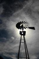 silhueta de moinho de vento foto