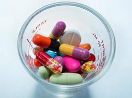 muitas pílulas coloridas foto