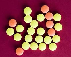 vários tipos de pílulas multicoloridas