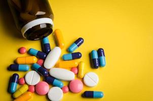 comprimidos e pílulas coloridas