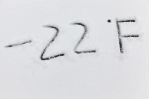 desenhado na neve, símbolos de temperatura denotando tempo muito frio negativo foto