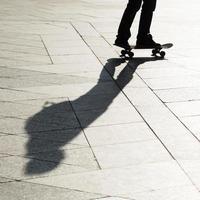 skatista com sombra foto