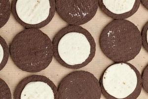 biscoitos de chocolate com recheio cremoso de creme foto