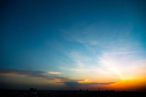 céu do sol em urbano com a cidade de silhueta foto