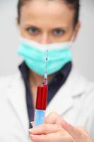 seringa de exame de sangue vermelho para pesquisa hiv aids foto