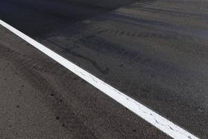 estrada pavimentada, um close-up de uma parte da faixa de rodagem de uma estrada de asfalto foto
