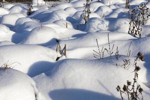 montes de neve após a queda de neve no inverno foto