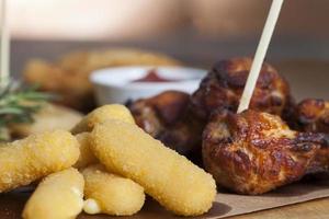 palitos de queijo frito com outros pratos foto