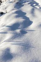 montes de neve após a queda de neve no inverno foto