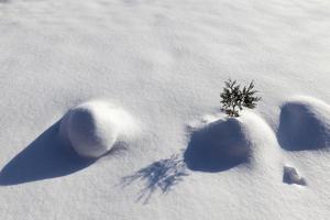 montes de neve após a queda de neve no inverno foto