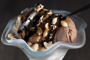sorvete de chocolate com amendoim, caramelo e chocolate foto