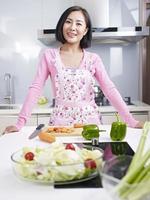 dona de casa asiática na cozinha