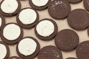 biscoitos de chocolate com recheio cremoso de creme foto