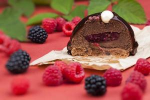 bolo de chocolate com recheio de framboesa foto