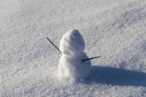 a temporada de inverno com figuras feitas de neve fresca foto