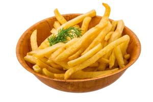 batatas fritas em uma tigela no fundo branco foto