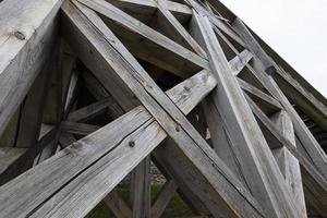 prateleiras fortes de escadas de madeira velhas foto