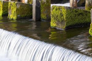 consertando a barragem velha foto