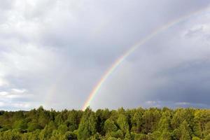 dois arco-íris no céu foto