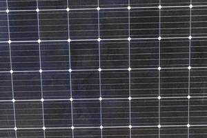 painéis solares pretos iluminados pela luz solar foto