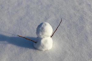 bonecos de neve feitos de neve no inverno foto