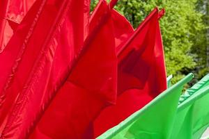 bandeiras verdes e vermelhas para decorar a cidade foto