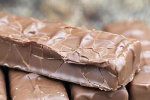 torrone cremoso coberto com chocolate ao leite foto