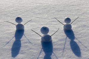 bonecos de neve feitos de neve no inverno foto