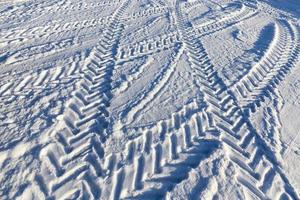 uma estrada coberta de neve no inverno foto