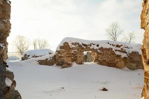 as ruínas de um antigo castelo feito de tijolo vermelho foto