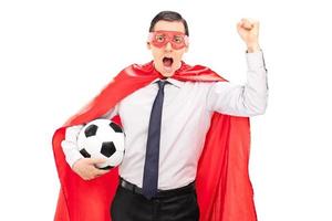 super-herói torcendo e segurando uma bola de futebol