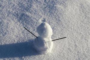 um pequeno boneco de neve na temporada de inverno, close-up foto