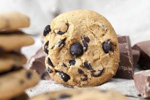 deliciosos biscoitos de farinha de trigo e gotas de chocolate foto