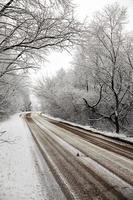 a estrada coberta de neve para uma temporada de inverno foto