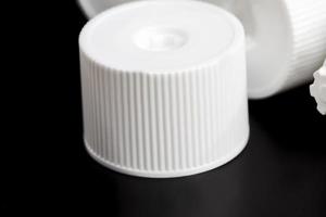 tubo de plástico branco fechado com pasta ou outros cosméticos foto