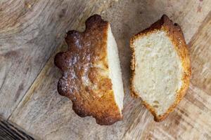 bolinho doce de trigo dividido em várias partes foto