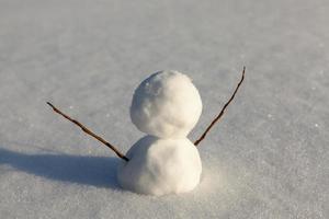 um pequeno boneco de neve na temporada de inverno, close-up foto