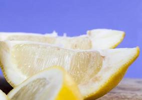 corte o limão durante o cozimento foto