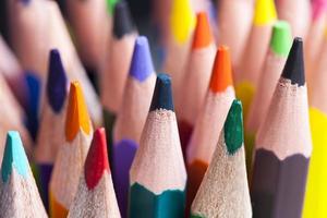 lápis de madeira de cor com grafite de cor diferente foto