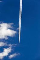 avião no céu foto