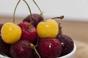 deliciosas cerejas lavadas foto