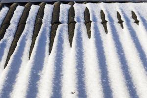 neve branca no telhado de uma casa foto