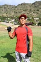 jogador de beisebol posa casualmente em um campo foto