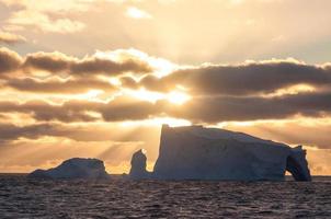 iceberg tabular ao pôr do sol, mar de ross, antártica foto