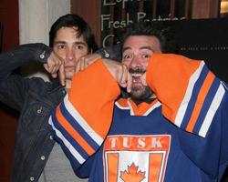 los angeles, 16 de setembro - justin long, kevin smith no tusk los angeles estréia no teatro vista em 16 de setembro de 2014 em los angeles, ca foto