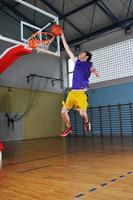 jogador de jogo de bola de basquete no pavilhão desportivo
