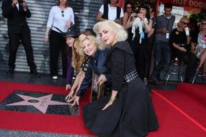 los angeles, 11 de agosto - os go-go s na cerimônia para a estrela do go-go s na calçada da fama de hollywood em hollywood blvd em 11 de agosto de 2011 em los angeles, ca foto