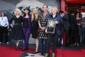 los angeles, 11 de agosto - os go-go s na cerimônia para a estrela do go-go s na calçada da fama de hollywood em hollywood blvd em 11 de agosto de 2011 em los angeles, ca foto