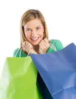 alegre mulher segurando sacolas de compras