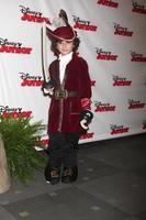 los angeles, 18 de outubro - agosto maturo no jake e os piratas da terra do nunca - batalha pela estréia da festa à fantasia do livro nos estúdios da walt disney em 18 de outubro de 2014 em burbank, ca foto